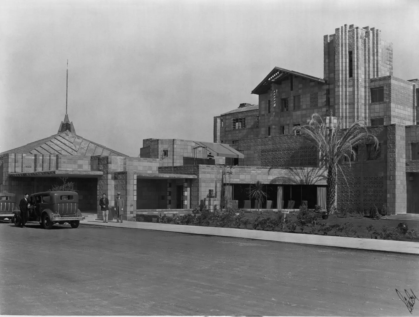 009-Front-of-hotel-1930-1