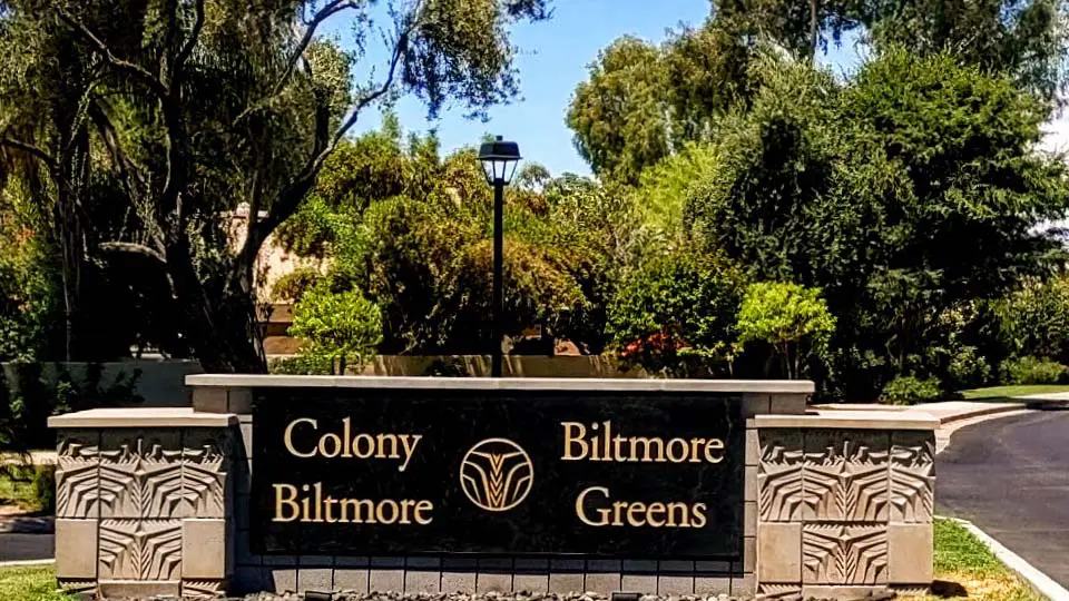 A sign that says colony biltmore greens.